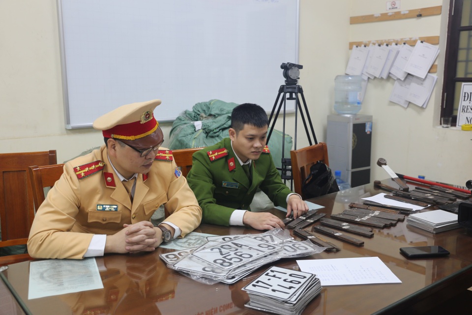 Phát hiện điểm bán biển số ô tô giả với giá 400.000 đồng - 1 Phát hiện điểm bán biển số ô tô giả với giá 400.000 đồng - 1