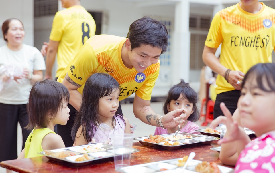 Siêu mẫu Hồ Đức Vĩnh tặng quà trung thu cho trẻ em - 6 Siêu mẫu Hồ Đức Vĩnh tặng quà trung thu cho trẻ em - 6