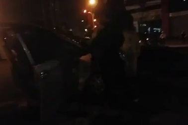 Xế hộp đâm gốc cây.