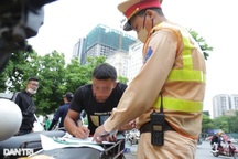 Nam shipper ở Hà Nội 3 ngày bị phạt nồng độ cồn 2 lần