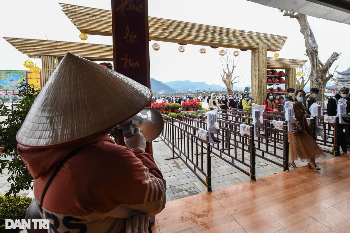 Người dân thảnh thơi vãn cảnh, bái lễ tại chùa Tam Chúc ngày đầu năm mới - 8 Người dân thảnh thơi vãn cảnh, bái lễ tại chùa Tam Chúc ngày đầu năm mới - 8