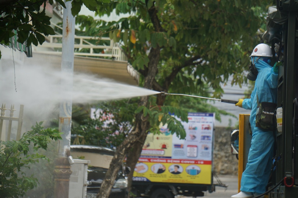 Đà Nẵng phun thuốc khử khuẩn, tẩy độc trên diện rộng - 4 Đà Nẵng phun thuốc khử khuẩn, tẩy độc trên diện rộng - 4