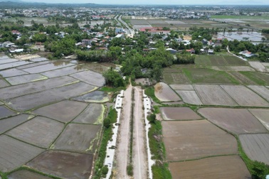 Người dân mệt mỏi vì 2km đường làm 6 năm chưa xong