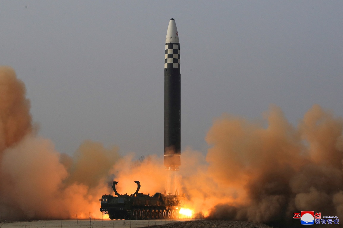 Ông Kim Jong-un thị sát vụ thử tên lửa quái vật lớn nhất Triều Tiên - 2 Ông Kim Jong-un thị sát vụ thử tên lửa quái vật lớn nhất Triều Tiên - 2