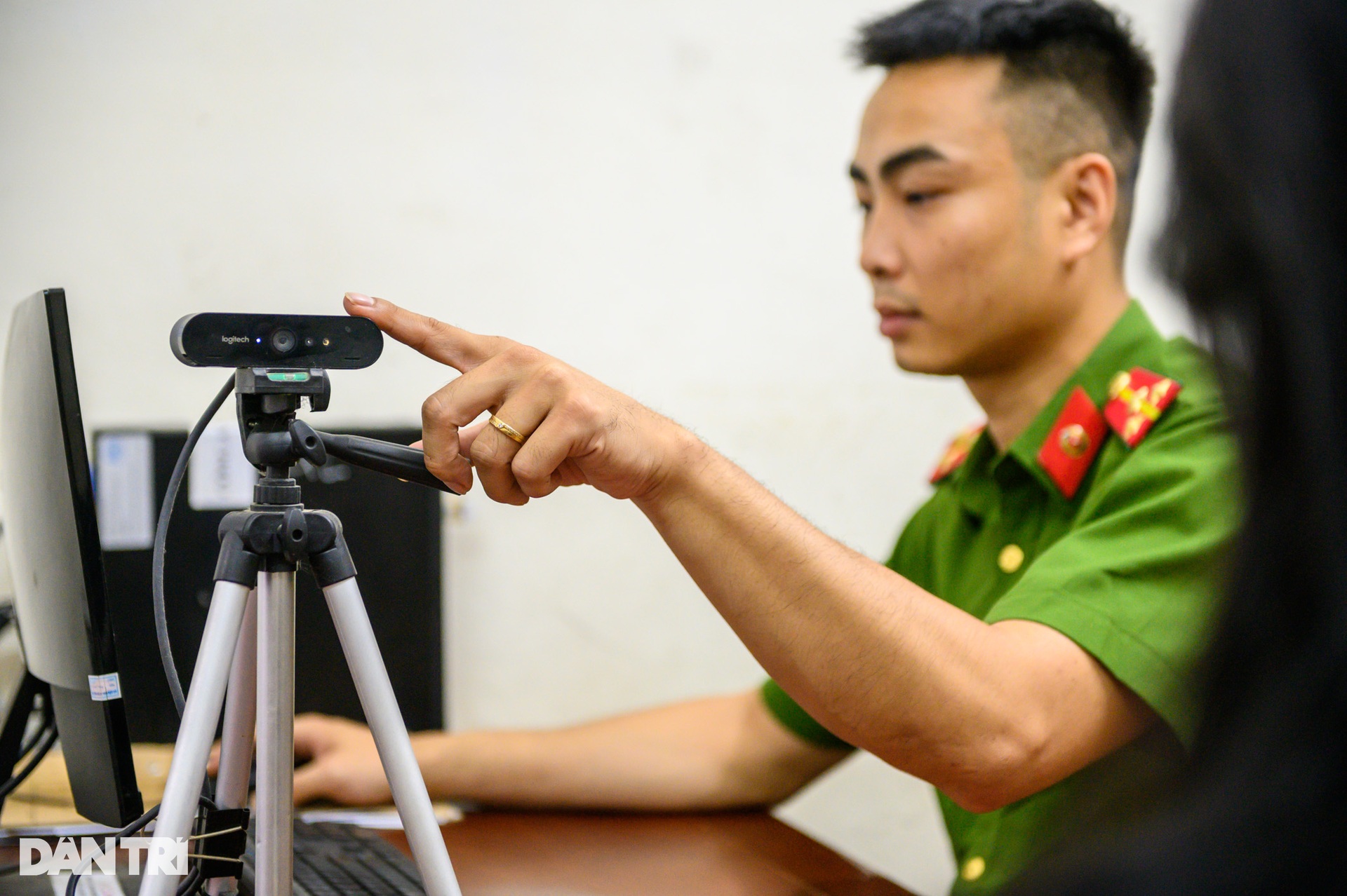 Cài định danh điện tử, nữ sinh kỳ vọng ra đường không cần mang giấy tờ - 4