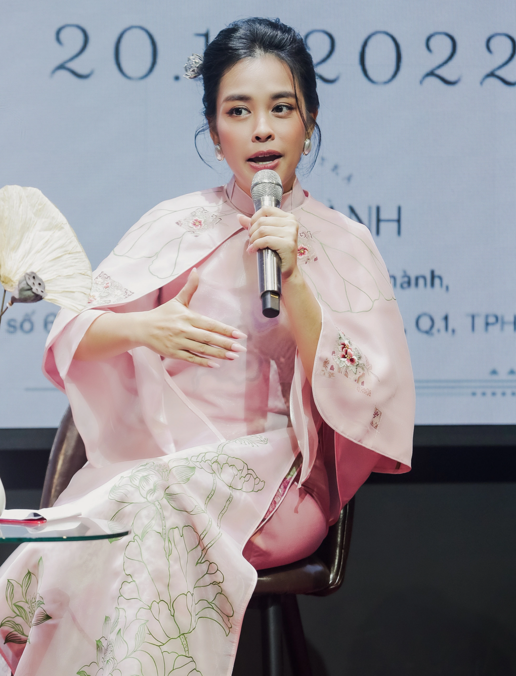 Ồn ào O Sen Ngọc Mai bị tẩy chay: Đừng đi vào vết xe đổ của Hương Giang! - 2 Ồn ào O Sen Ngọc Mai bị tẩy chay: Đừng đi vào vết xe đổ của Hương Giang! - 2