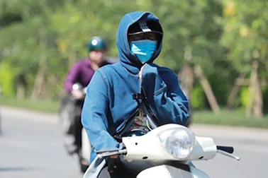 Người dân ở TPHCM tiếp tục chịu nắng gắt 2 ngày cuối tuần