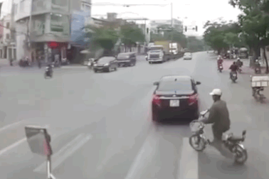 Hút chết dưới gầm xe công-ten-nơ vì tạt đầu ôtô