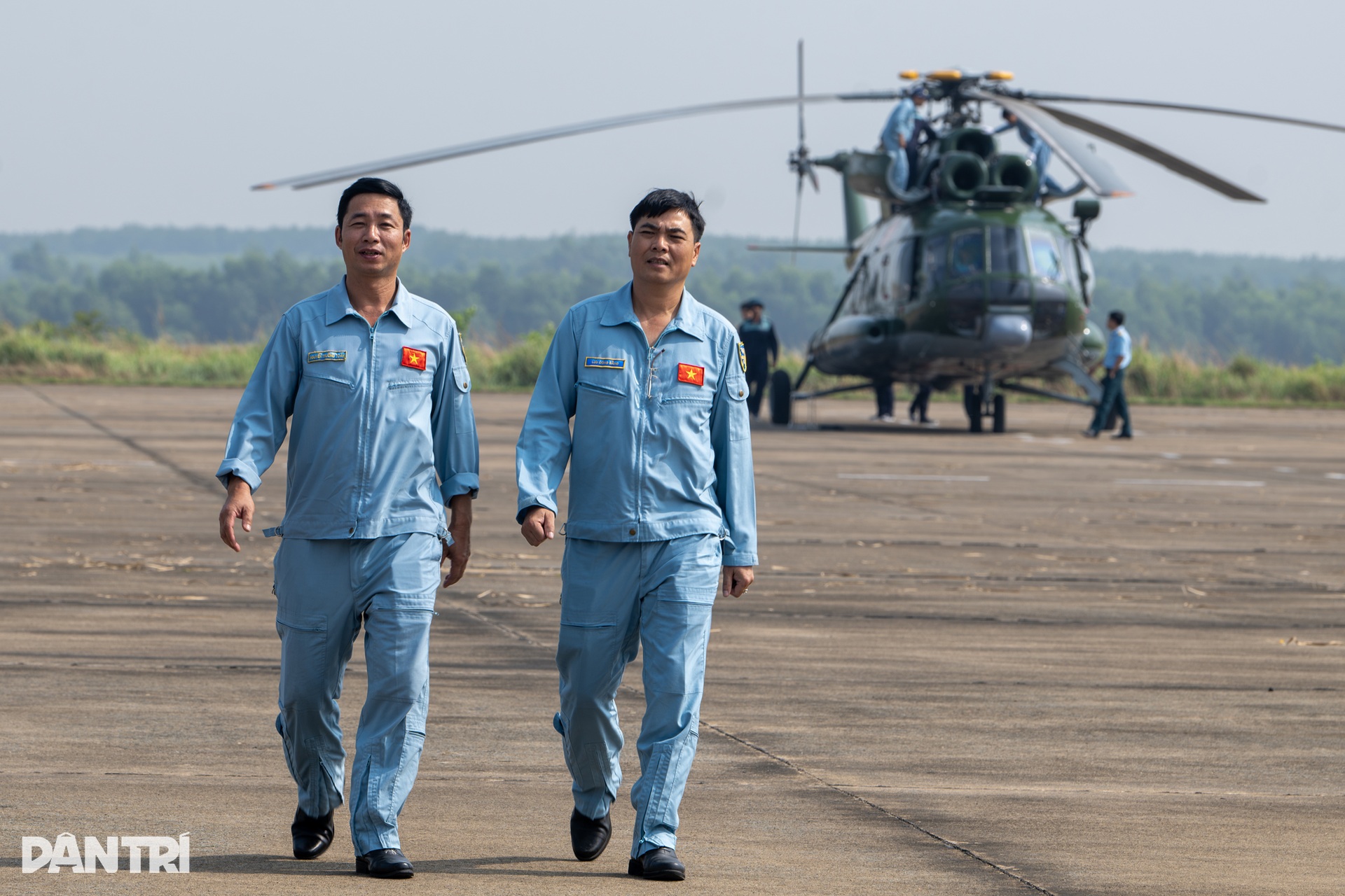 10 trực thăng huấn luyện bay kéo cờ Đảng, cờ Tổ quốc trên bầu trời Biên Hòa - 13