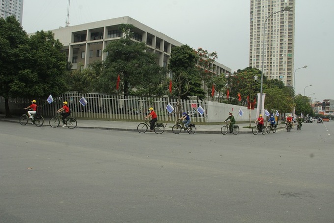 Hà Nội: Cơ quan chức năng bật nhạc Ghen Cô vi, đạp xe tuyên truyền phòng chống COVID-19 khắp đường phố - Ảnh 10. Hà Nội: Cơ quan chức năng bật nhạc Ghen Cô vi, đạp xe tuyên truyền phòng chống COVID-19 khắp đường phố - Ảnh 10.