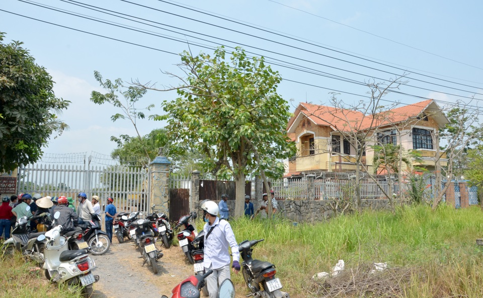 Người dân kéo đến nghía qua khe cửa căn nhà Tuấn “khỉ” bị tiêu diệt - 19 Người dân kéo đến nghía qua khe cửa căn nhà Tuấn “khỉ” bị tiêu diệt - 19