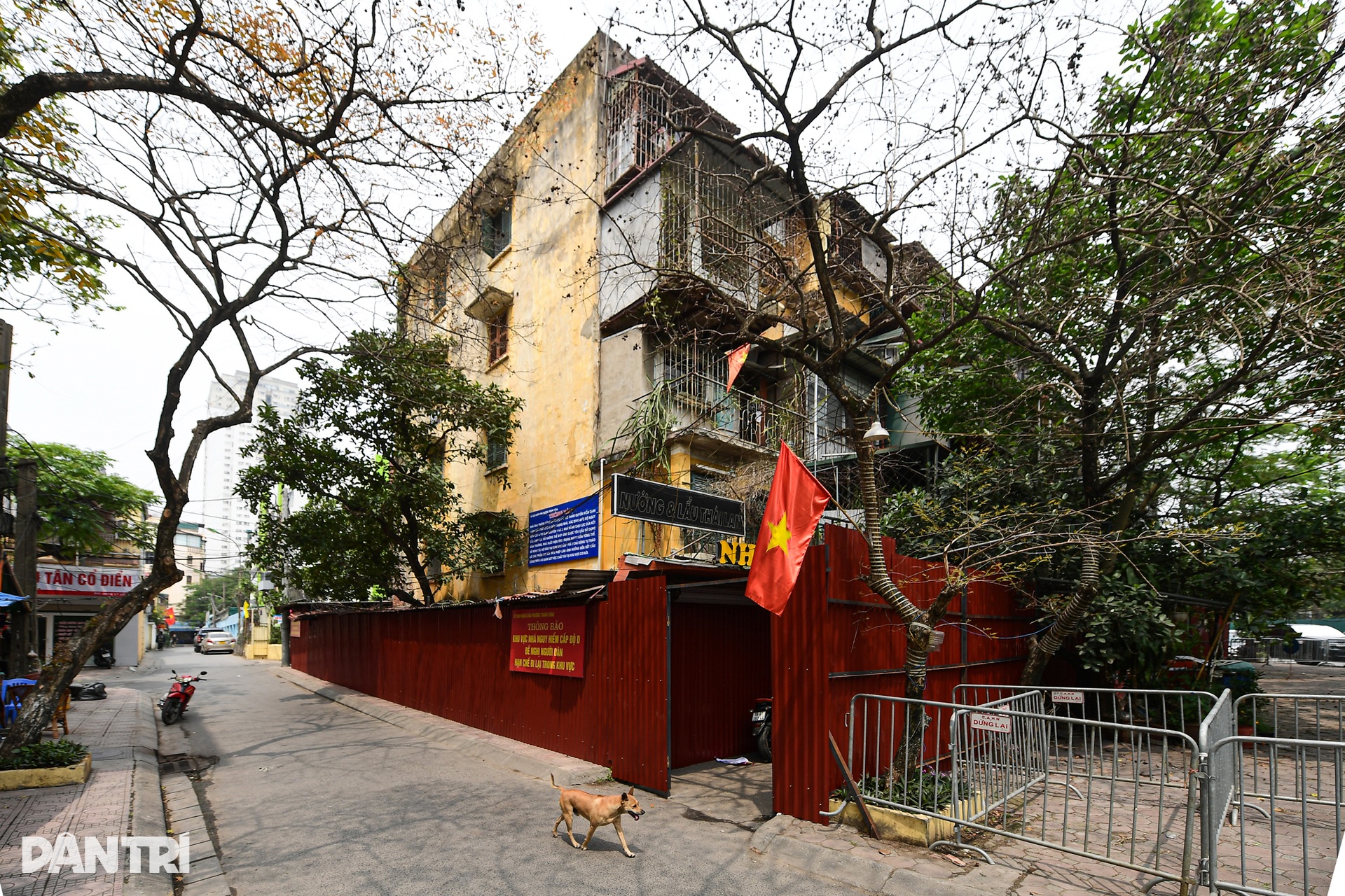 21 hộ dân quyết bám trụ chung cư ở Hà Nội bị quây tôn, cảnh báo nguy hiểm - 1 21 hộ dân quyết bám trụ chung cư ở Hà Nội bị quây tôn, cảnh báo nguy hiểm - 1