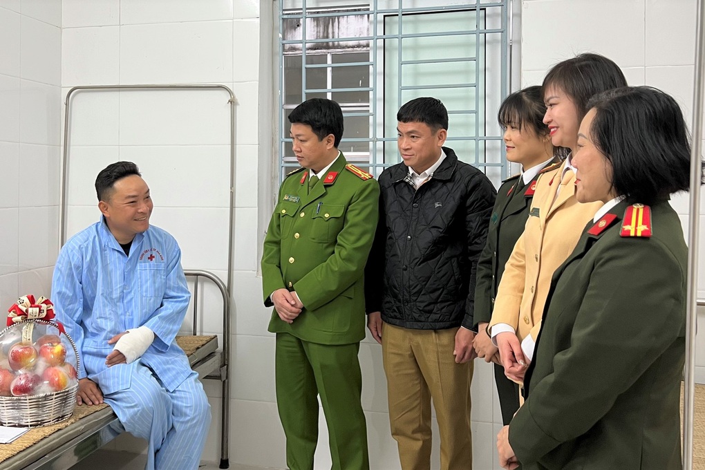 Khởi tố tài xế ô tô say xỉn tấn công Thượng úy CSGT nhập viện - 3 Khởi tố tài xế ô tô say xỉn tấn công Thượng úy CSGT nhập viện - 3
