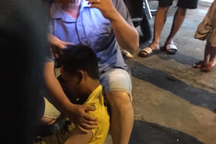 Quay lén cô gái trong nhà vệ sinh, nam thanh niên bị đánh gục