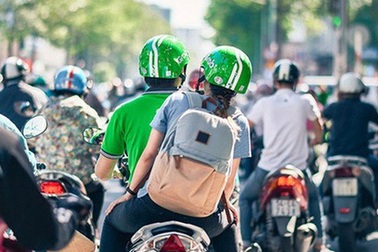 Chuyện gia đình hai thế hệ cùng chạy GrabBike