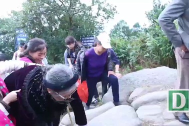 Con cháu giúp cụ bà 82 tuổi leo núi Yên Tử bái Phật