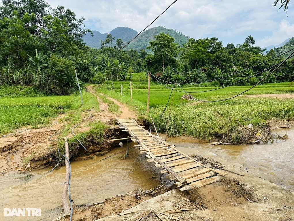 Cầu tre bị lũ cuốn trôi, chủ tịch xã ở Lào Cai kêu gọi xây cầu mới giúp dân - 2