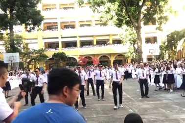 Giáo viên Trường THPT Trưng Vương, TPHCM nhảy Flashmob tặng học trò