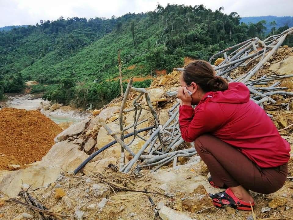 Người thân gào khóc giữa mênh mông sạt lở Rào Trăng - 8 Người thân gào khóc giữa mênh mông sạt lở Rào Trăng - 8