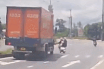 Nổi bật tuần qua: Sang đường ẩu, hai người đi xe máy suýt trả giá cực đắt