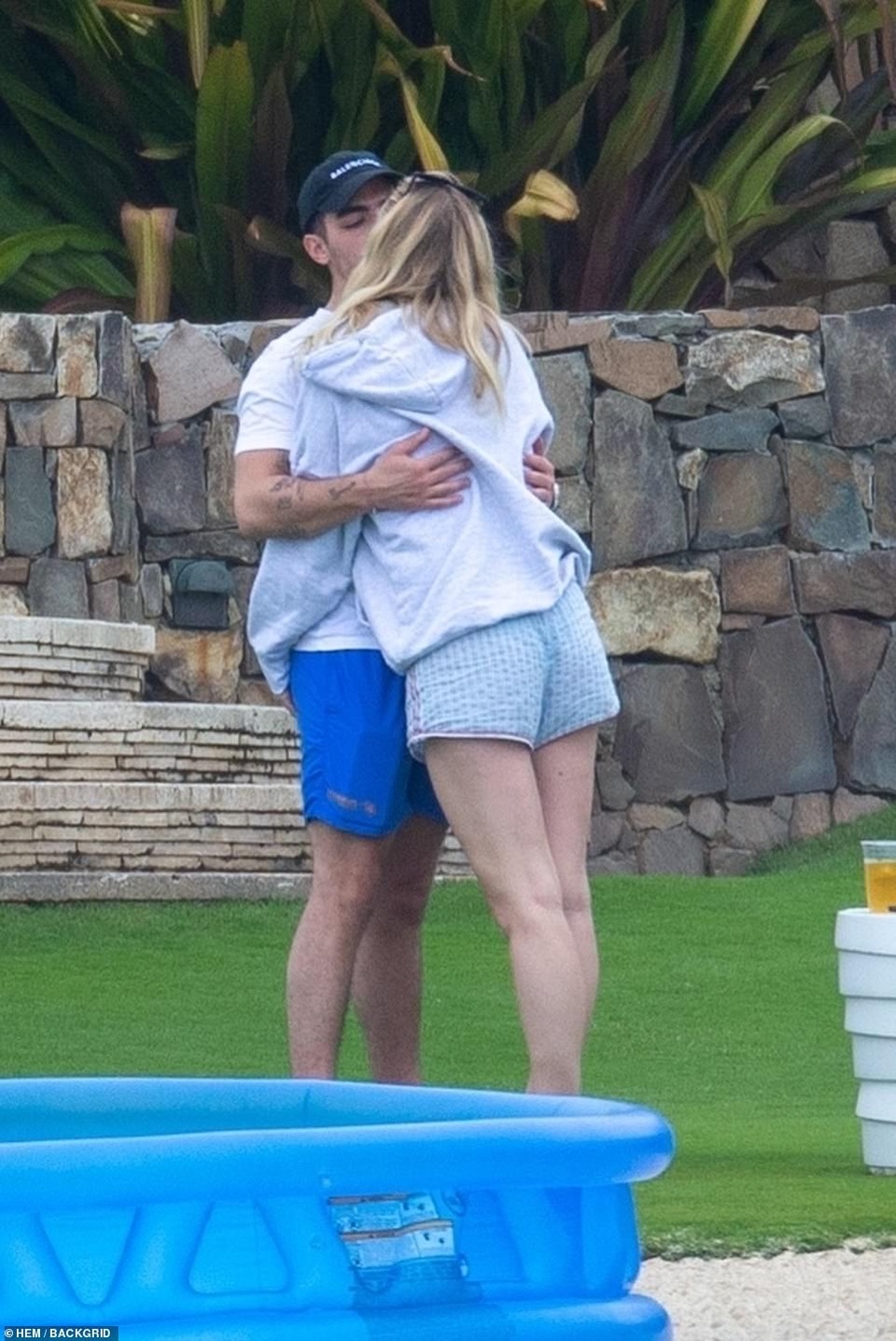 Sophie Turner bế bụng bầu đi nghỉ mát - 2 Sophie Turner bế bụng bầu đi nghỉ mát - 2