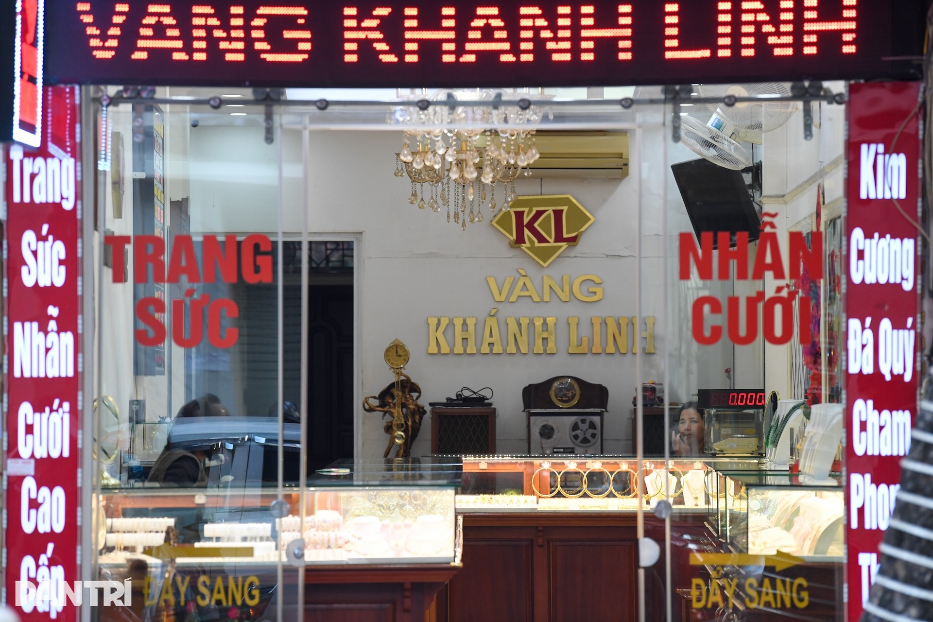 3 kiểu khách ở phố vàng trong ngày giá bốc hơi 6,1 triệu đồng/lượng - 8 3 kiểu khách ở phố vàng trong ngày giá bốc hơi 6,1 triệu đồng/lượng - 8