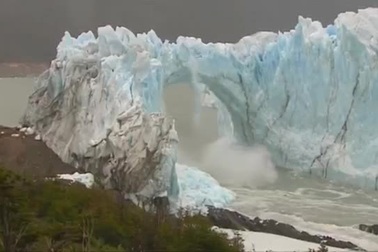 Khối băng hà khổng lồ sụp xuống với sức mạnh khủng khiếp như bom nổ