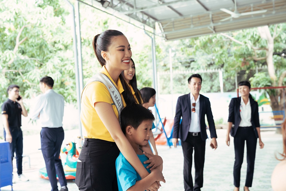 Tân hoa hậu Nguyễn Trần Khánh Vân rạng rỡ trong hoạt động đầu tiên sau đăng quang - 11 Tân hoa hậu Nguyễn Trần Khánh Vân rạng rỡ trong hoạt động đầu tiên sau đăng quang - 11