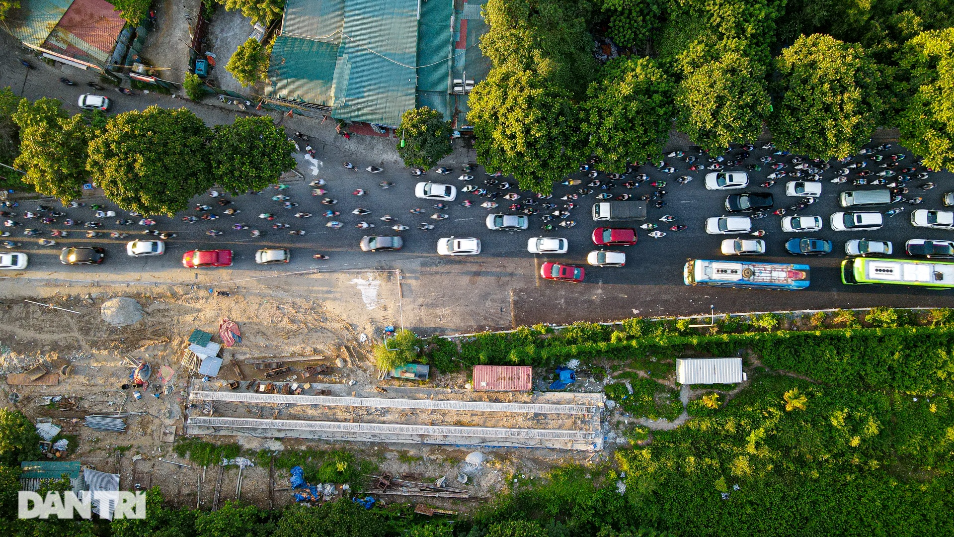 Đường gom Đại lộ Thăng Long thành con đường đau khổ vì ùn tắc triền miên - 4 Đường gom Đại lộ Thăng Long thành con đường đau khổ vì ùn tắc triền miên - 4