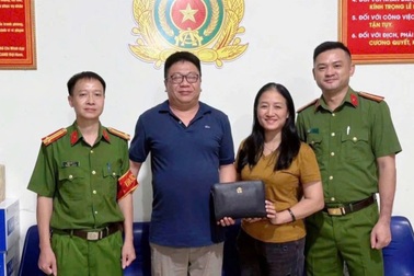 Chiếc túi chứa gần 400 triệu đồng bị bỏ quên trên nóc ô tô