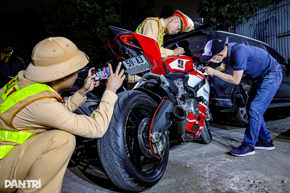 Gần 100 cảnh sát tuần tra truy bắt quái xế trong đêm - 7 Gần 100 cảnh sát tuần tra truy bắt quái xế trong đêm - 7