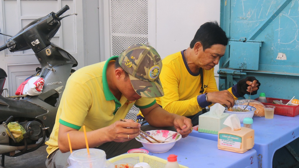 Chủ quán bánh canh bán vì đam mê, quyết giữ giá 10.000 đồng/tô - 7 Chủ quán bánh canh bán vì đam mê, quyết giữ giá 10.000 đồng/tô - 7