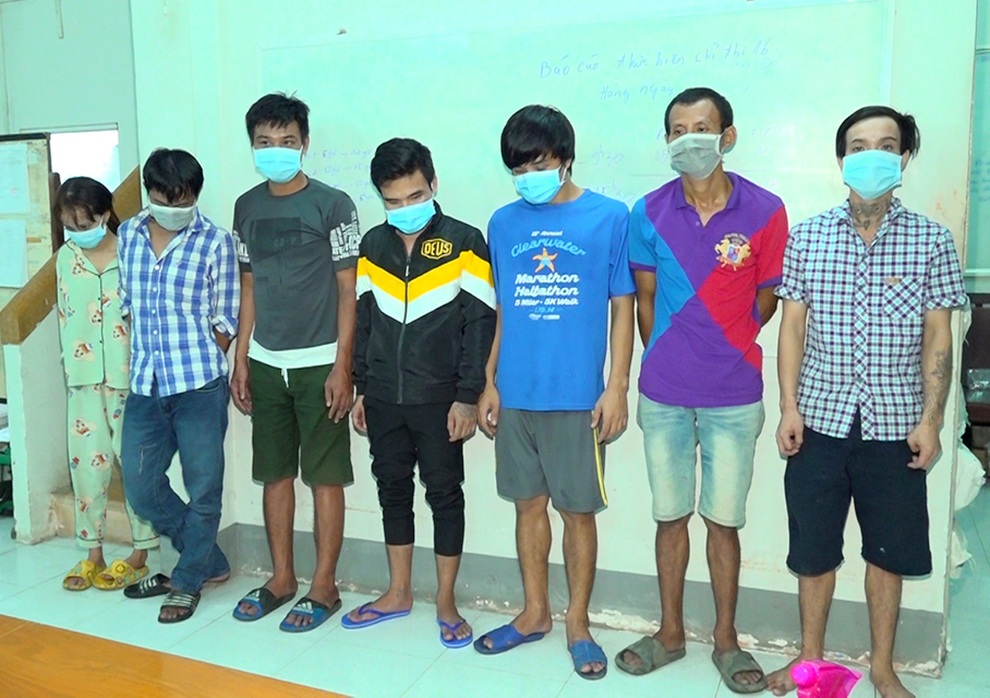 Tụ tập trong tiệm game, công an đề nghị phạt 7 người 109 triệu đồng - 1 Tụ tập trong tiệm game, công an đề nghị phạt 7 người 109 triệu đồng - 1