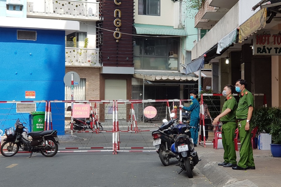Phong tỏa một khu chung cư có người nghi mắc Covid-19 - 3 Phong tỏa một khu chung cư có người nghi mắc Covid-19 - 3