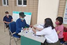 Trao tiền hỗ trợ Covid-19 đến tận tay người dân quận Ba Đình, Hà Nội