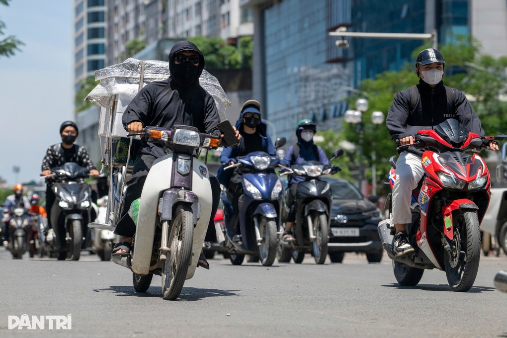 Người dân miền Bắc kiệt sức vì nắng nóng, bác sĩ gợi ý cách phòng tránh - 1 Người dân miền Bắc kiệt sức vì nắng nóng, bác sĩ gợi ý cách phòng tránh - 1