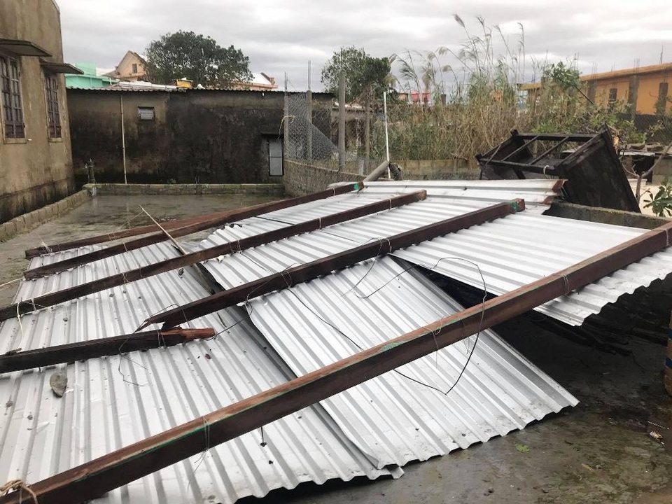 Tàu chìm, nhà sập, trường học tốc mái, cây xanh ngã đổ trong bão số 13 - 8 Tàu chìm, nhà sập, trường học tốc mái, cây xanh ngã đổ trong bão số 13 - 8