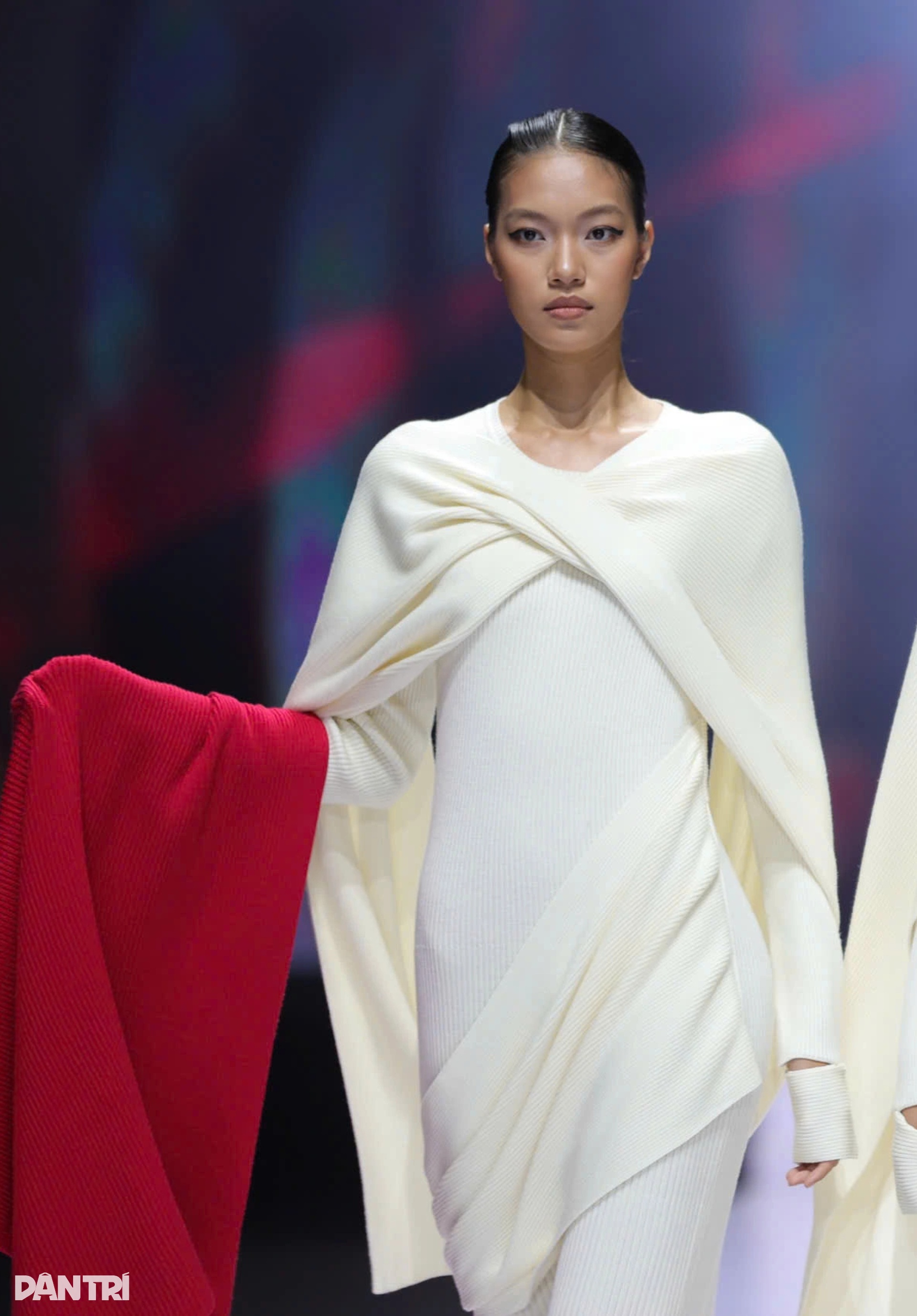 Top 4 Next Top Model đọ dáng trên sàn catwalk, Mai Hoa phục hồi sau cú ngã - 4