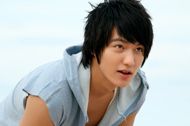 Ngắm hotboy Lee Min Ho chơi bóng chuyền