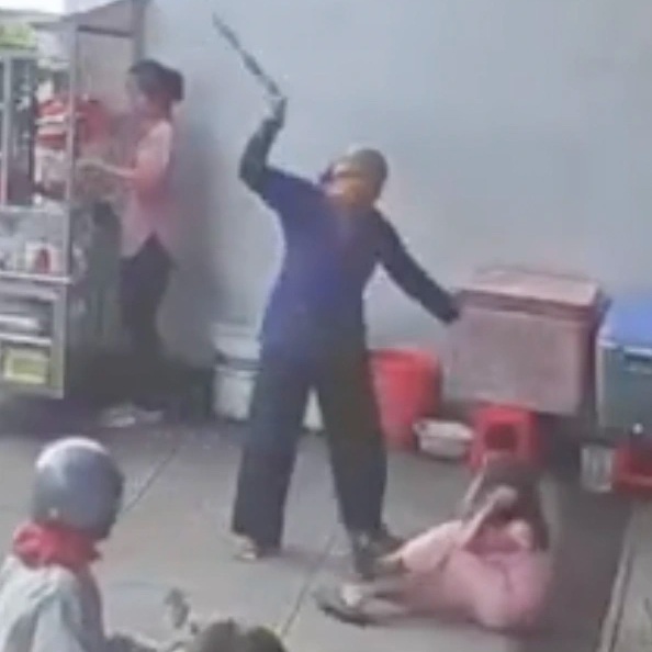 បញ្ជាក់វីដេអូនារីទាត់និងវាយក្មេងស្រីតូចកណ្តាលផ្លូវ - ១ Xác minh clip người phụ nữ đạp, đánh tới tấp bé gái giữa đường - 1