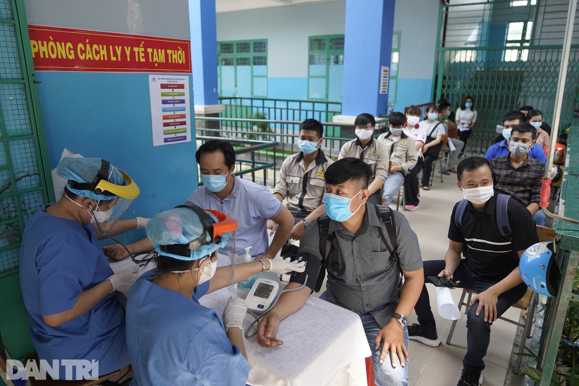 TPHCM tăng tốc tiêm vắc xin ngừa Covid-19, dân xếp hàng dài chờ tới lượt - 17