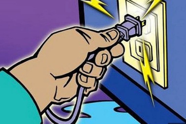 Người đàn ông bị điện giật rơi từ mái nhà xuống đất, tử vong