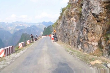 Du khách ngoại quốc rơi xuống vực sâu ở Mã Pí Lèng