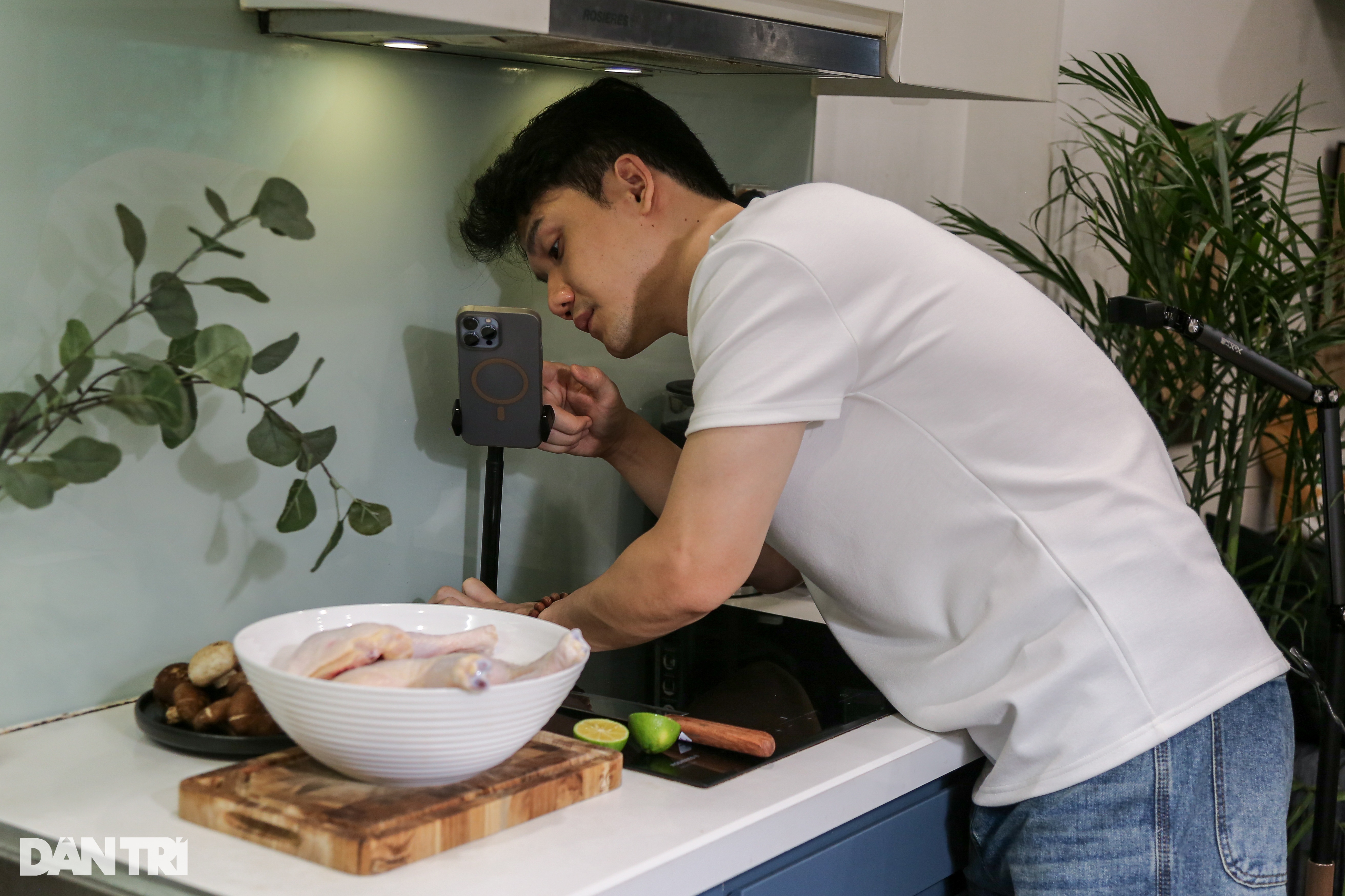 Unemployed father cooks pot of meat, unexpectedly finds a way to make a lot of money from TikTok - 3 Ông bố thất nghiệp kho nồi thịt, bất ngờ mở lối kiếm bộn tiền từ TikTok - 3