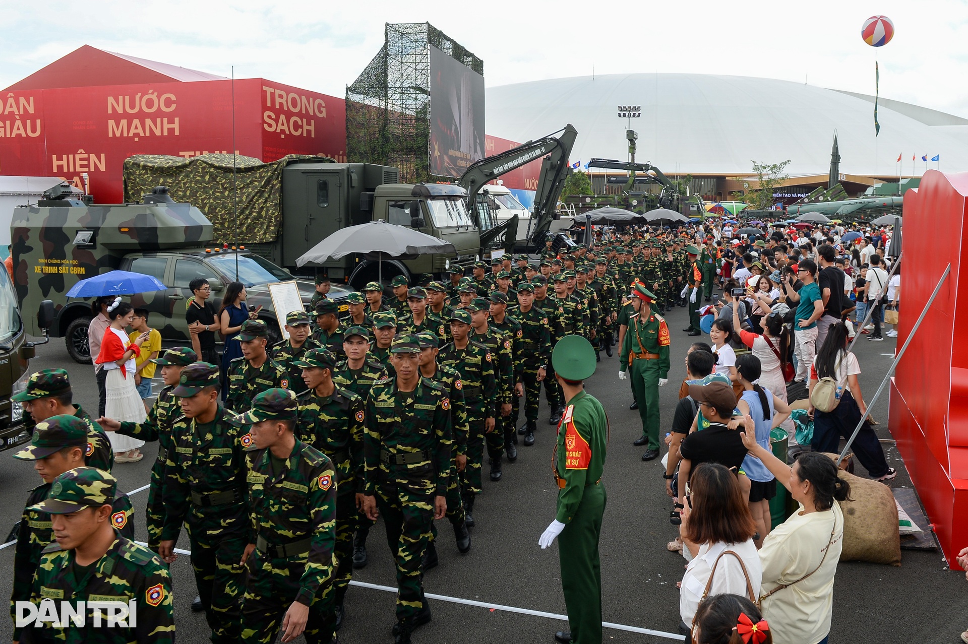 Quân nhân Nga, Lào, Campuchia chiêm ngưỡng UAV, tên lửa của Việt Nam - 11 Quân nhân Nga, Lào, Campuchia chiêm ngưỡng UAV, tên lửa của Việt Nam - 11