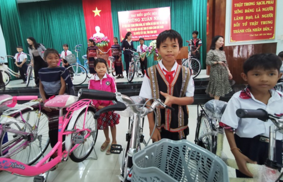 Bộ trưởng Phùng Xuân Nhạ trả lời cử tri về nâng chuẩn giáo viên - 2 Bộ trưởng Phùng Xuân Nhạ trả lời cử tri về nâng chuẩn giáo viên - 2