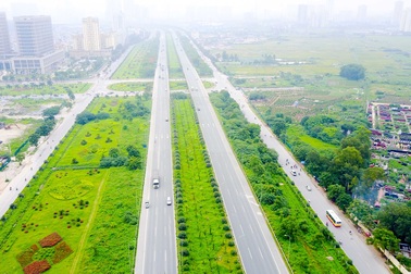 Cỏ dại um tùm suốt 24km Đại lộ Thăng Long