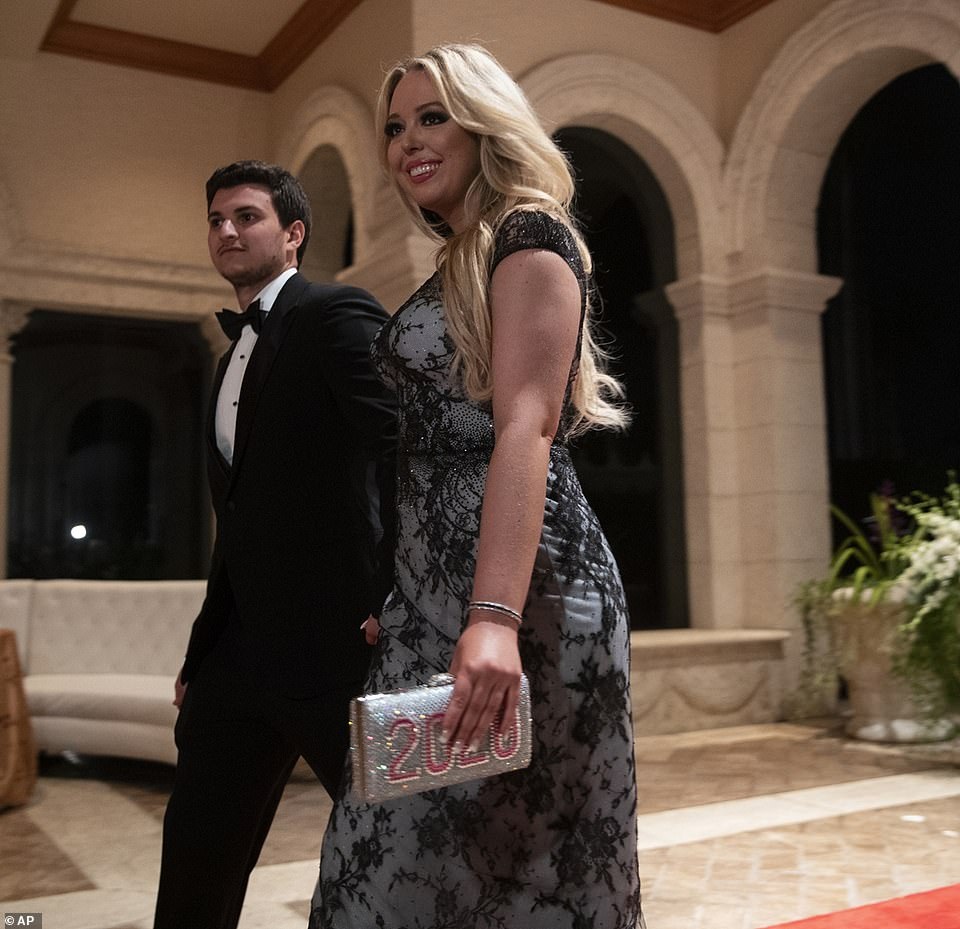 Dự tiệc năm mới, cậu út nhà Trump nổi bật với chiều cao 1,9 mét - 6 Dự tiệc năm mới, cậu út nhà Trump nổi bật với chiều cao 1,9 mét - 6