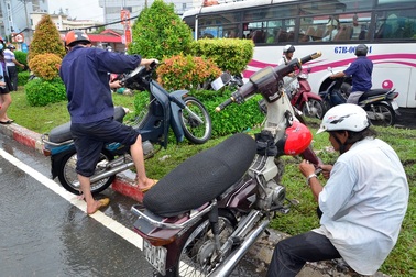 Kiếm cả triệu đồng trong buổi sáng nhờ… đường ngập