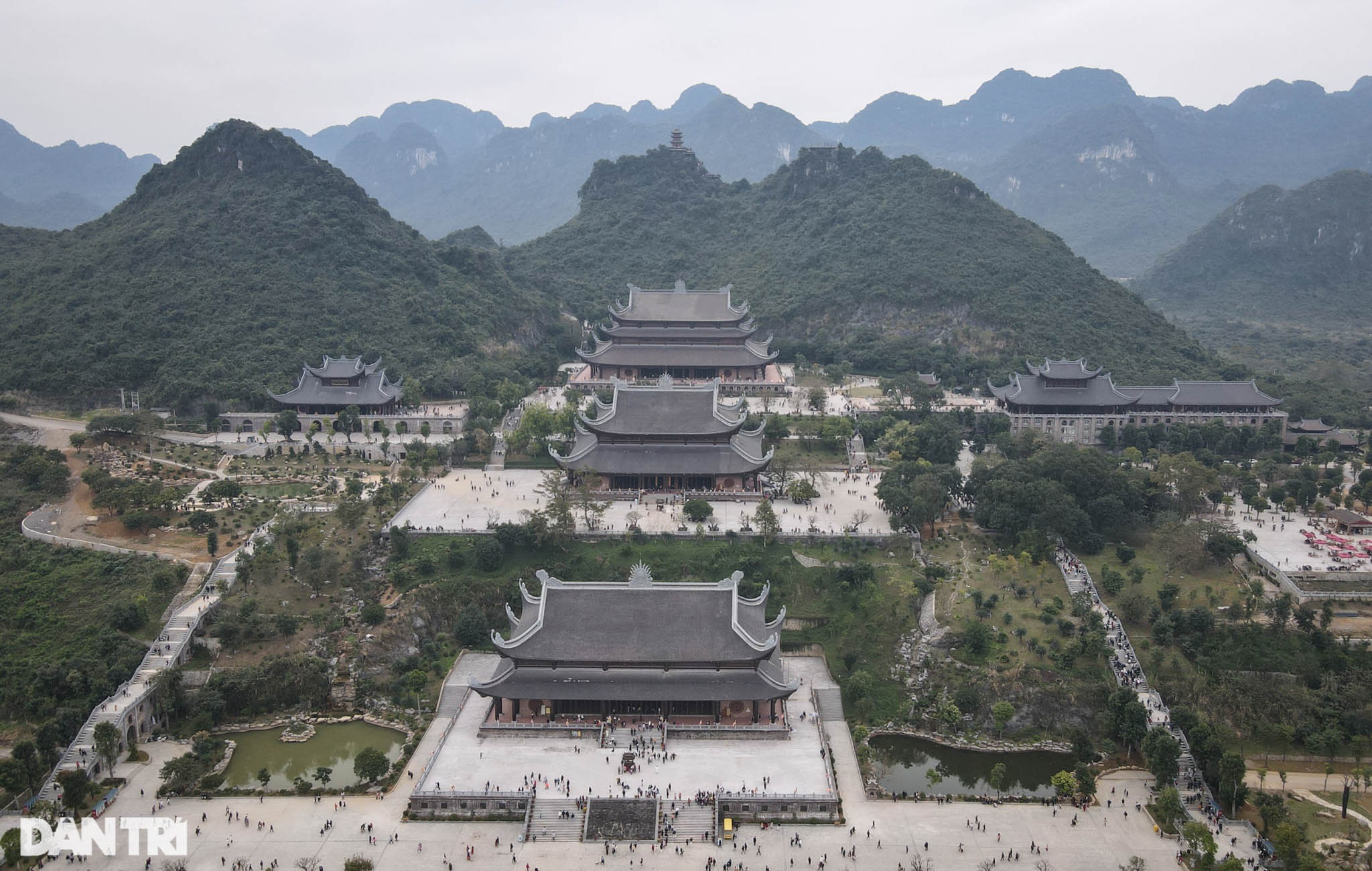 Người dân thảnh thơi vãn cảnh, bái lễ tại chùa Tam Chúc ngày đầu năm mới - 1 Người dân thảnh thơi vãn cảnh, bái lễ tại chùa Tam Chúc ngày đầu năm mới - 1
